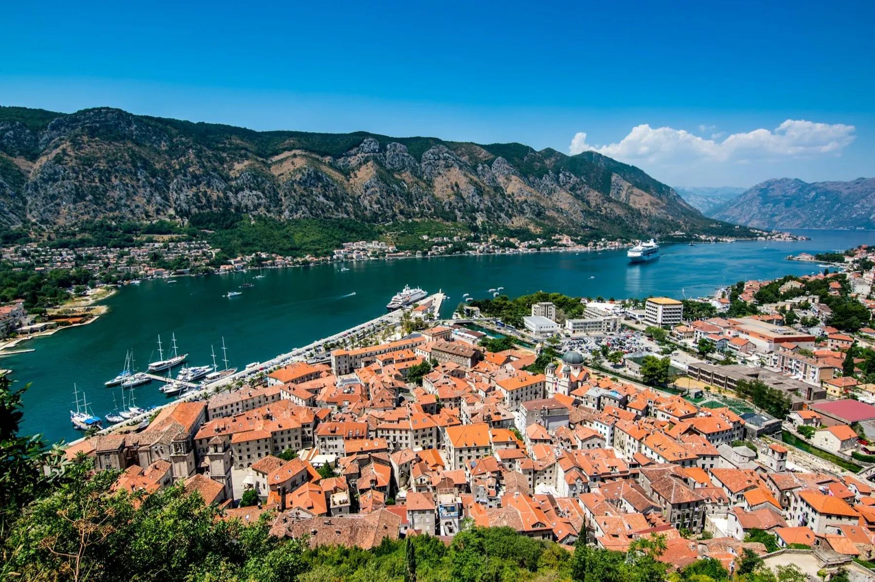 Kotor eski şehri ve Kotor Körfezi