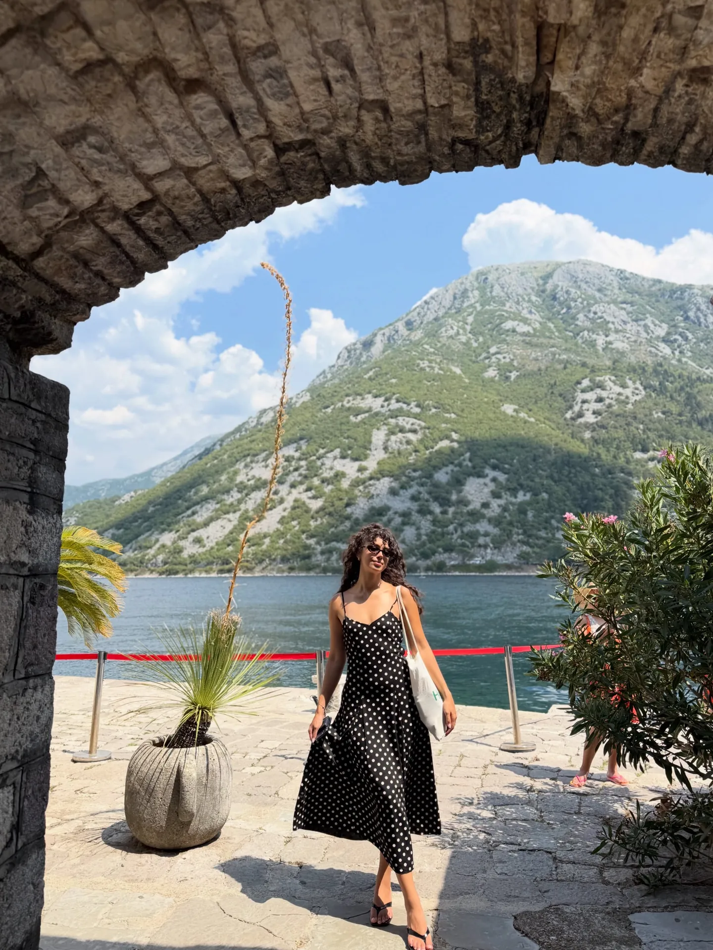 Gizem Özdemir, Kotor Körfezi'nde taş bir kemerin altından yürürken