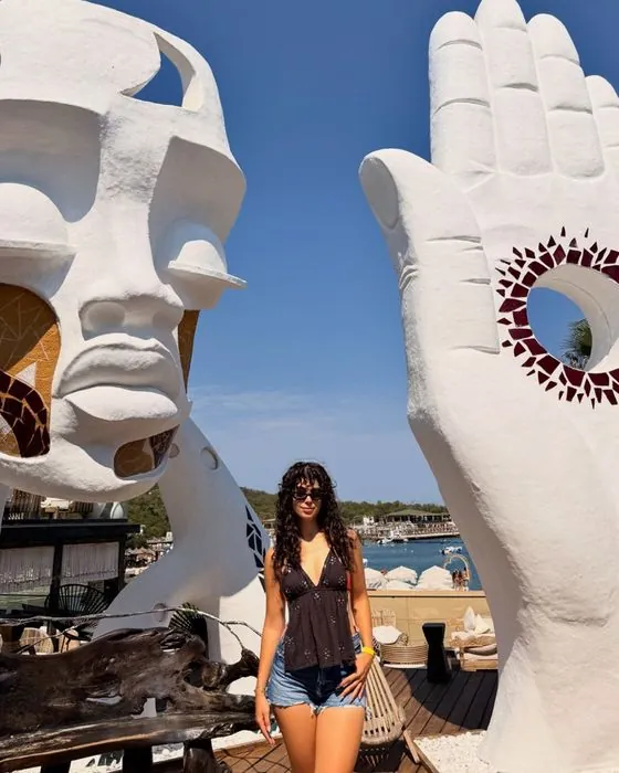 Gizem Özdemir, Ksamil'de dev el ve yüz heykellerinin önünde