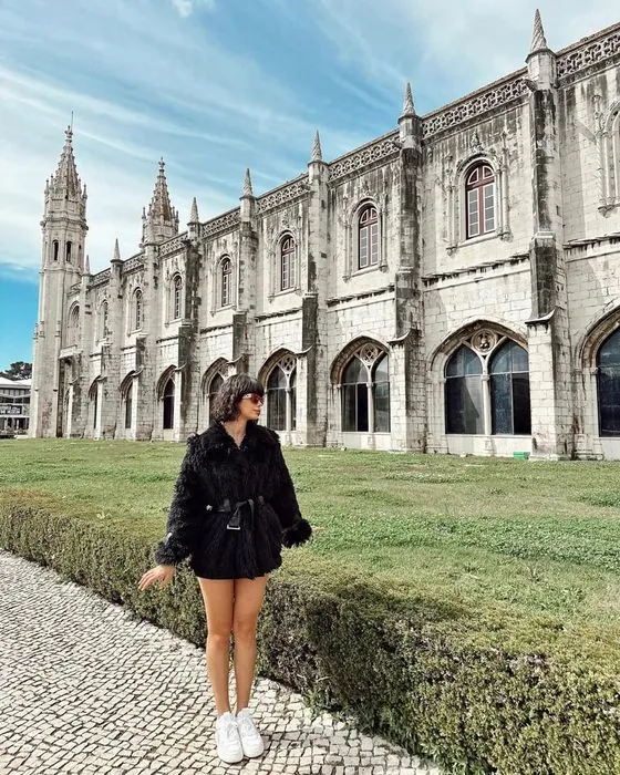 Gizem Özdemir, Lizbon'da tarihi bir manastırın önünde
