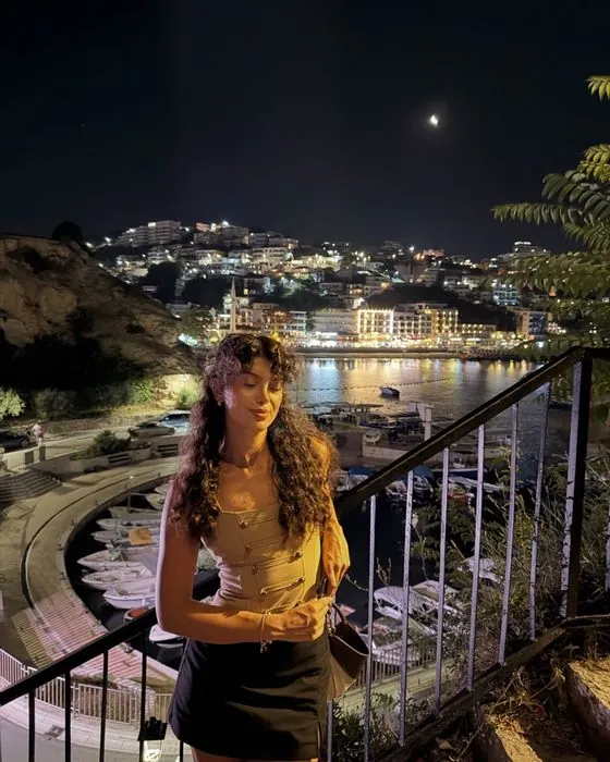 Gizem Özdemir, gece Ulcinj sahilinin ışıkları önünde